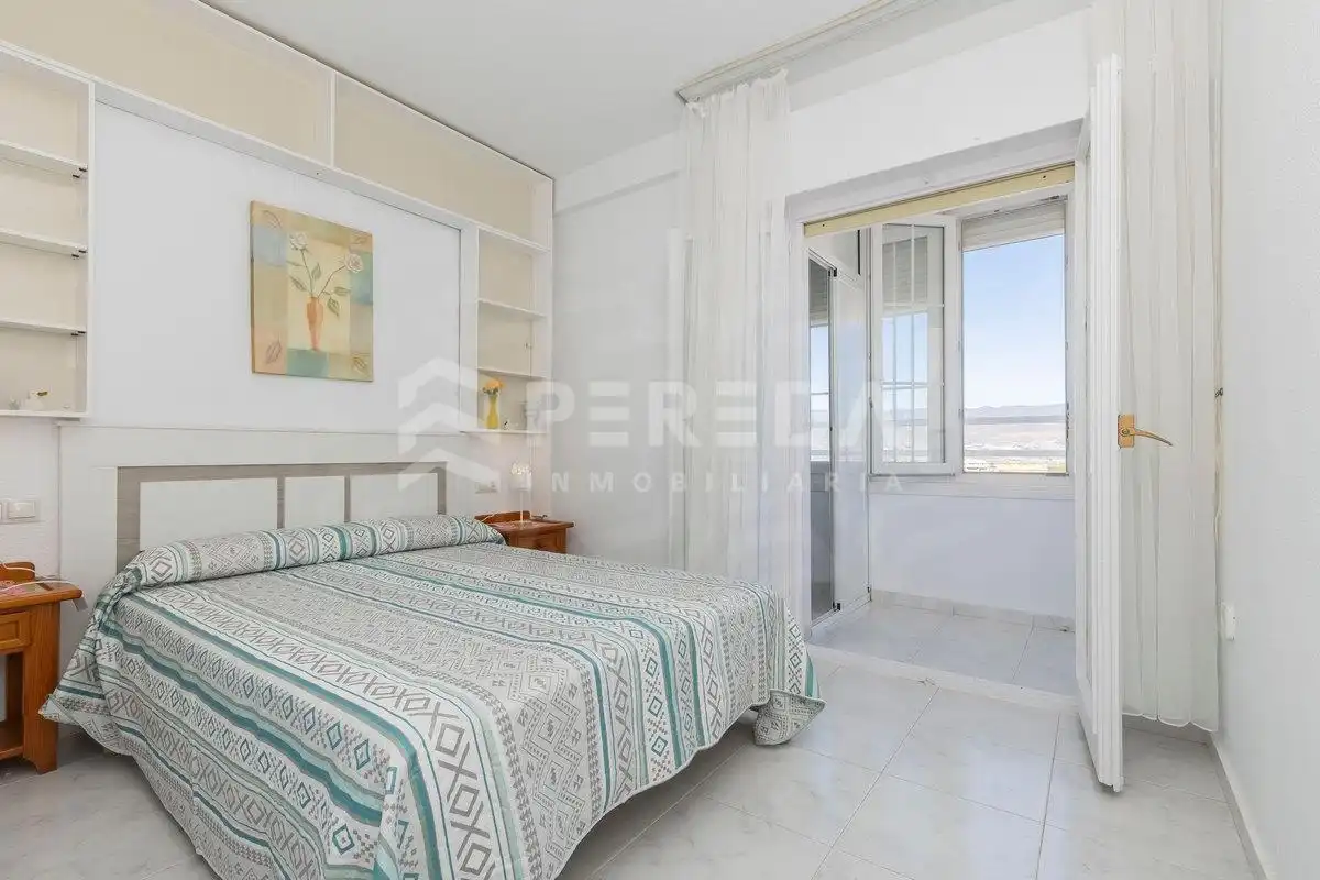 Schlafzimmer von Dachboden zum Verkauf in Roquetas de Mar mit Klimaanlage, Privatgarten und Möbliert