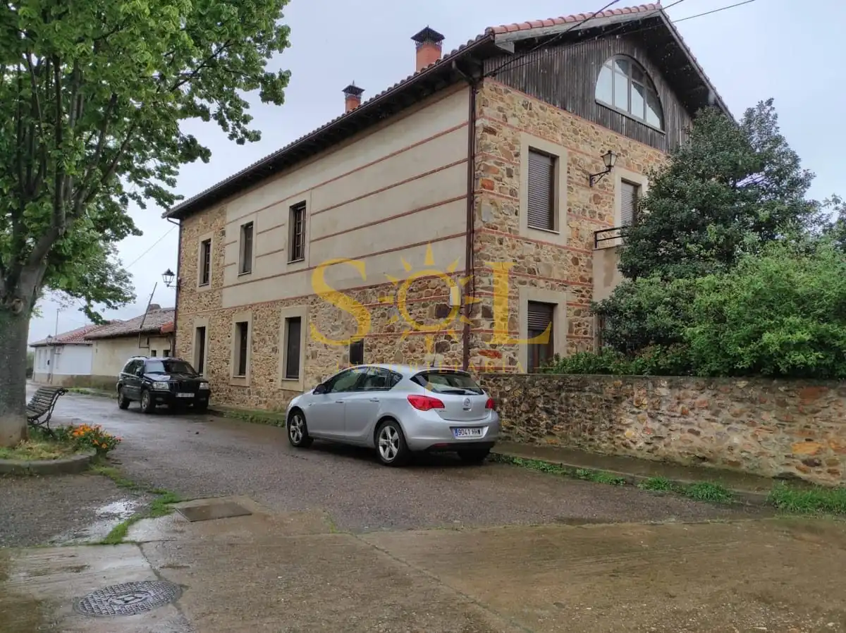 Außenansicht von Gebäude zum Verkauf in Luyego