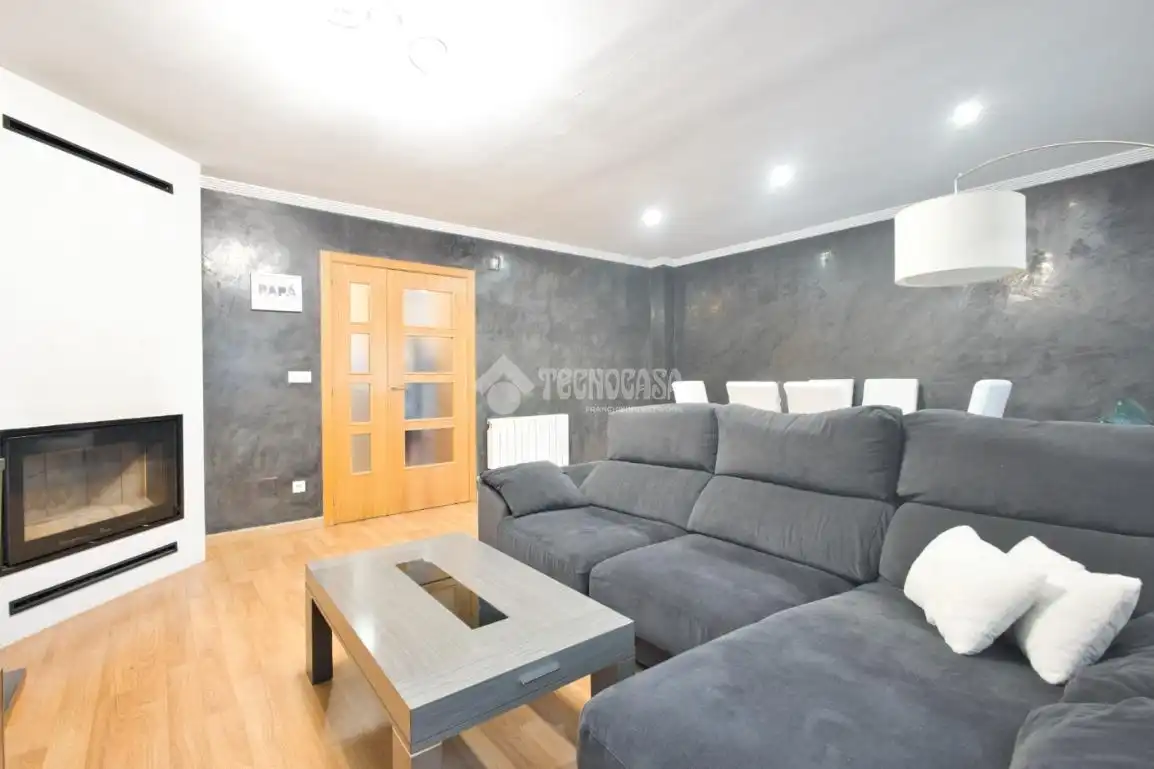 Sala d'estar de Casa adosada en venda en Aldearrubia amb Calefacció, Jardí privat i Terrassa