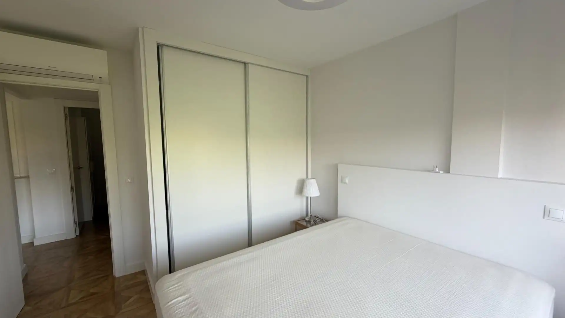 Schlafzimmer von Wohnung zur Miete in Madrid mit Klimaanlage, Heizung und Möbliert