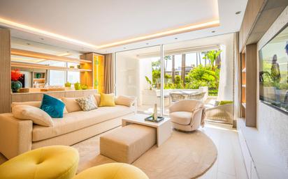 Sala d'estar de Apartament en venda en Marbella amb Aire condicionat, Calefacció i Jardí privat