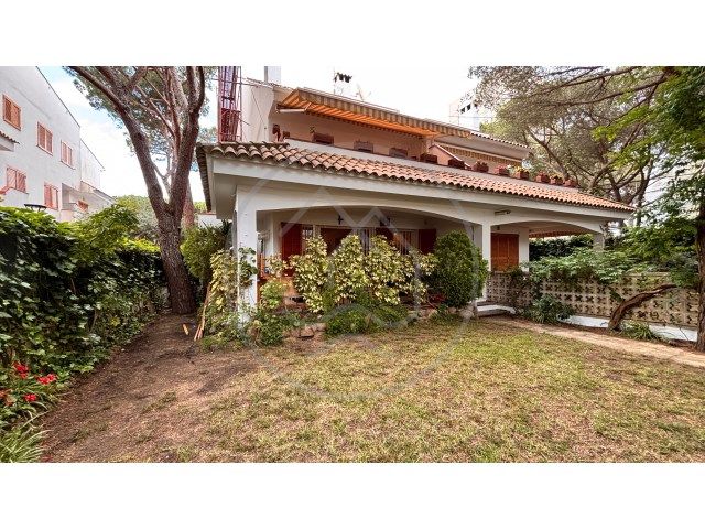 Jardí de Planta baixa en venda en Castell-Platja d'Aro amb Jardí privat, Traster i Piscina comunitària
