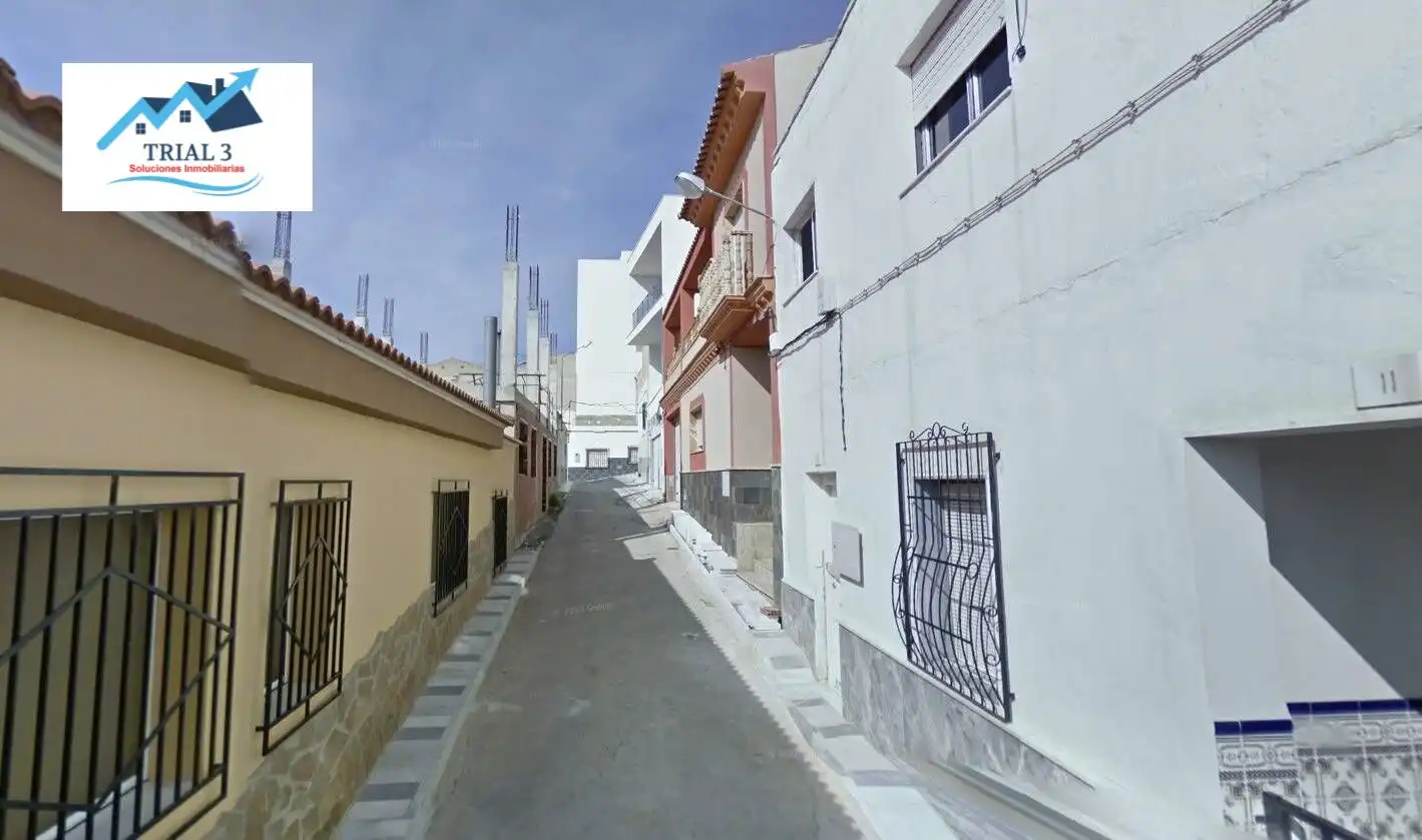 Adosado con jardín en venta en Calle LOGROÑO