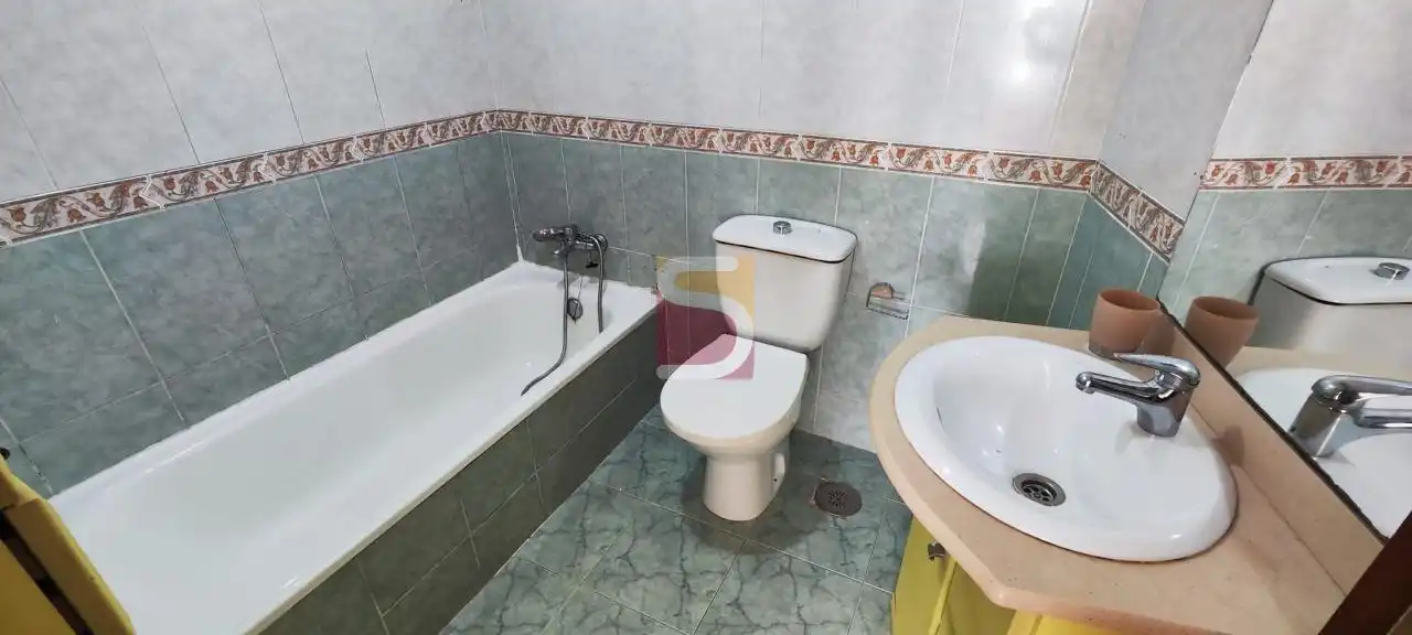 Badezimmer von Wohnung zur Miete in Gondomar mit Heizung, Abstellraum und Möbliert