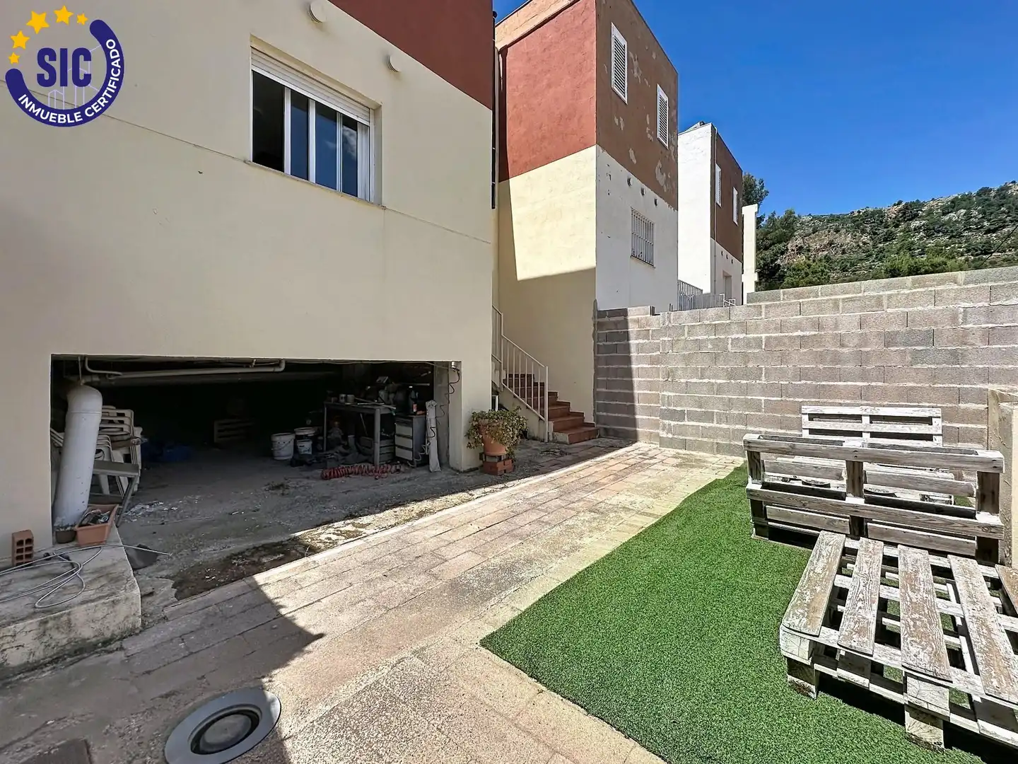 Vista exterior de Casa adosada en venta en Serra con Jardín privado, Terraza y Piscina comunitaria