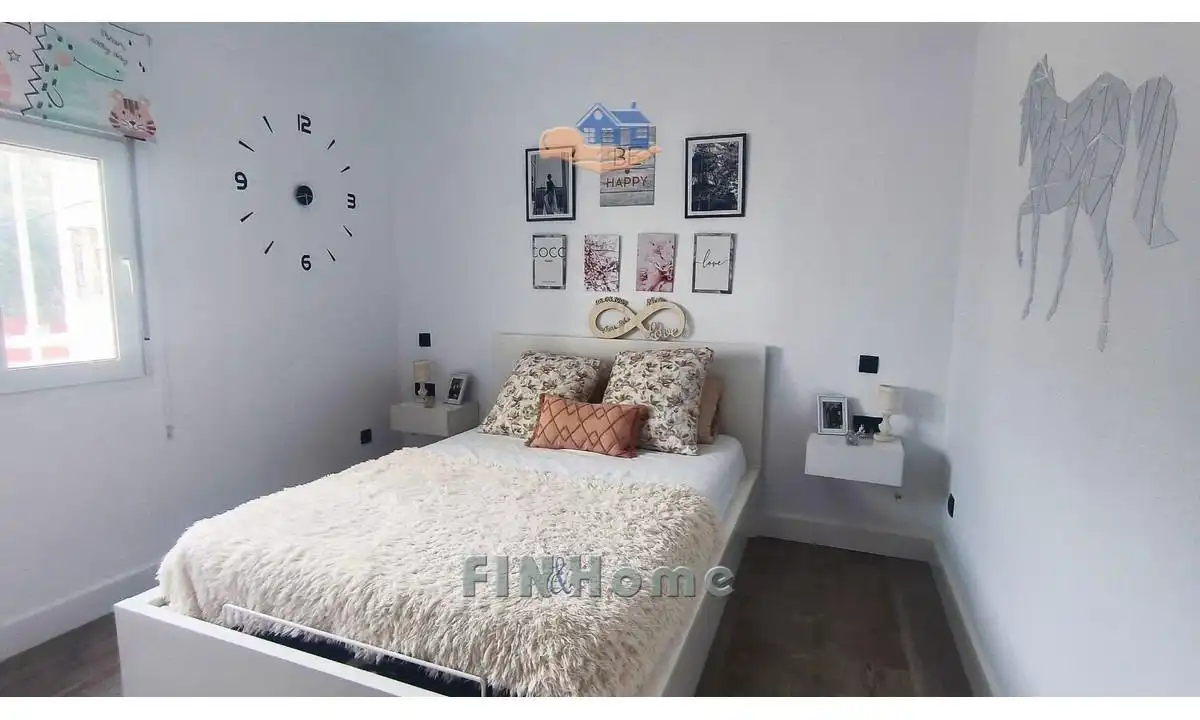 Bedroom of Flat for sale in Sevilla  with Air Conditioner, Heating and Furnished