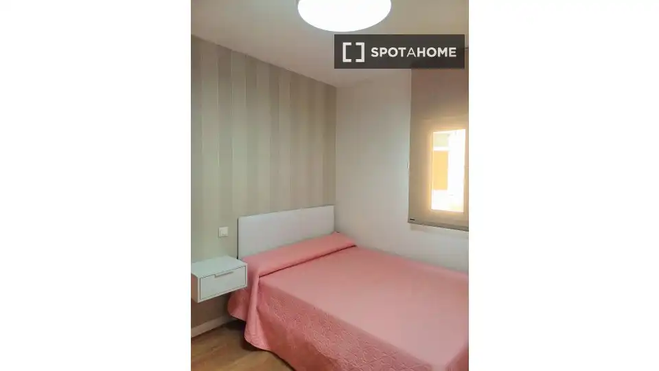 Dormitori de Apartament per a compartir en Ronda amb Aire condicionat, Terrassa i Moblat