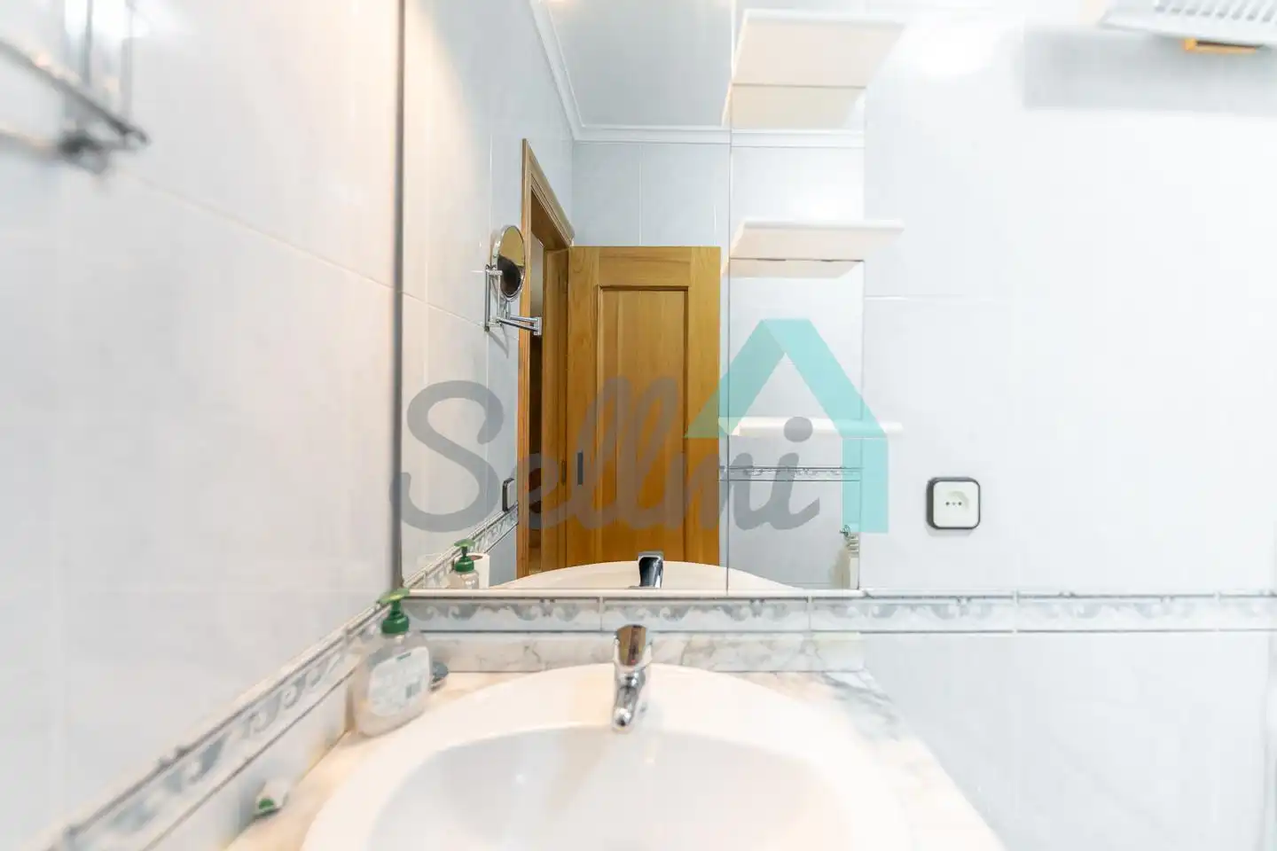 Bathroom of Flat for rent in Oviedo   with Heating, Parquet flooring and Storage room