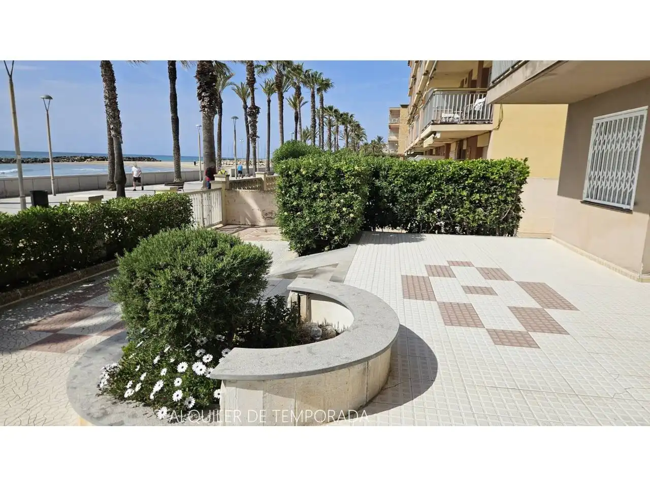 Vista exterior de Piso de alquiler en Vilanova i la Geltrú con Jardín privado, Terraza y Amueblado