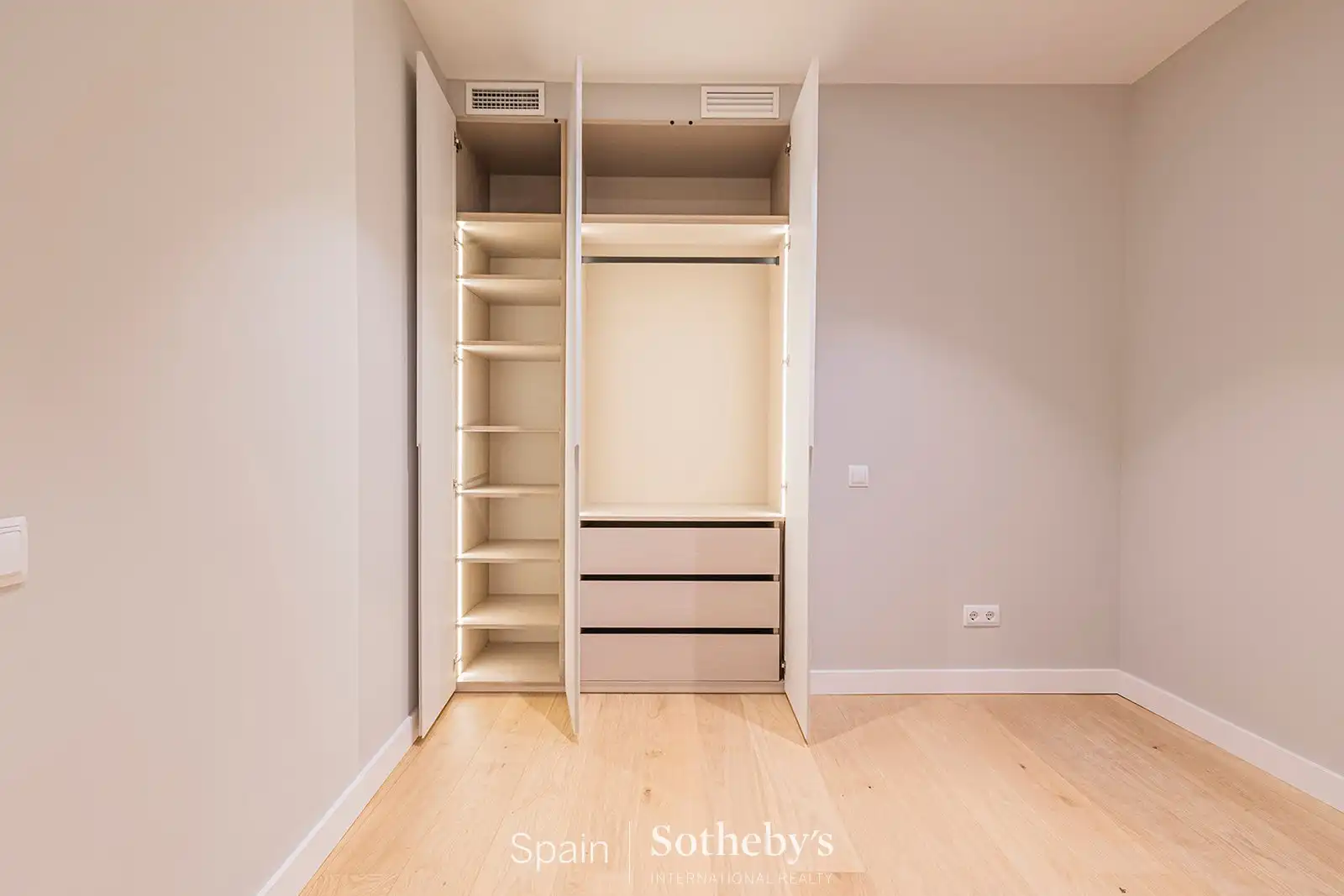 Dormitori de Apartament en venda en Barcelona amb Aire condicionat, Calefacció i Terrassa