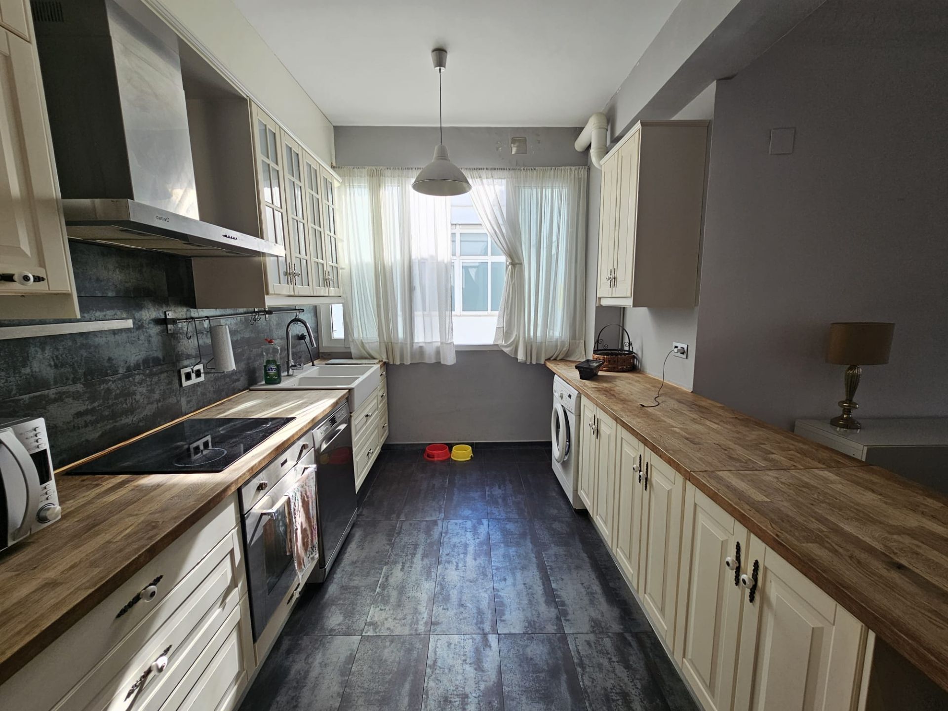 Cuina de Pis de lloguer en  Valencia Capital amb Aire condicionat, Calefacció i Moblat