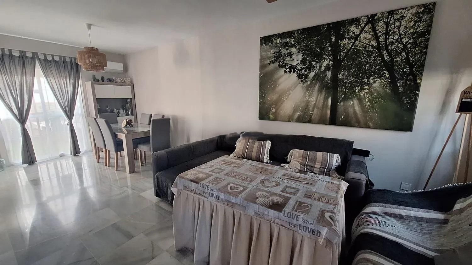 Sala d'estar de Casa adosada en venda en Dos Hermanas amb Aire condicionat, Jardí privat i Terrassa