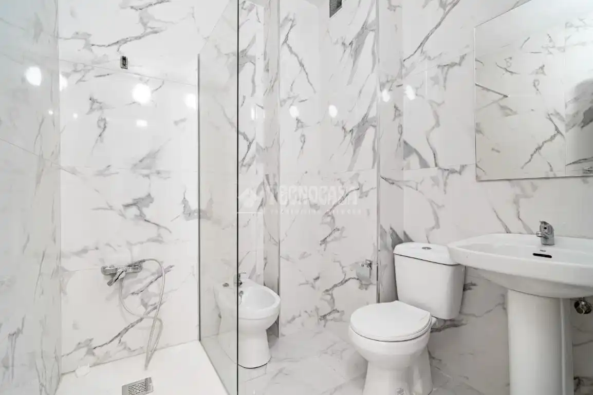 Bathroom of Flat for sale in Granada  with Air Conditioner, Heating and Terrace
