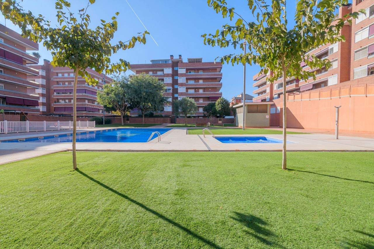 Piscina de Piso en venta en Viladecans con Horno, Balcón y Piscina comunitaria