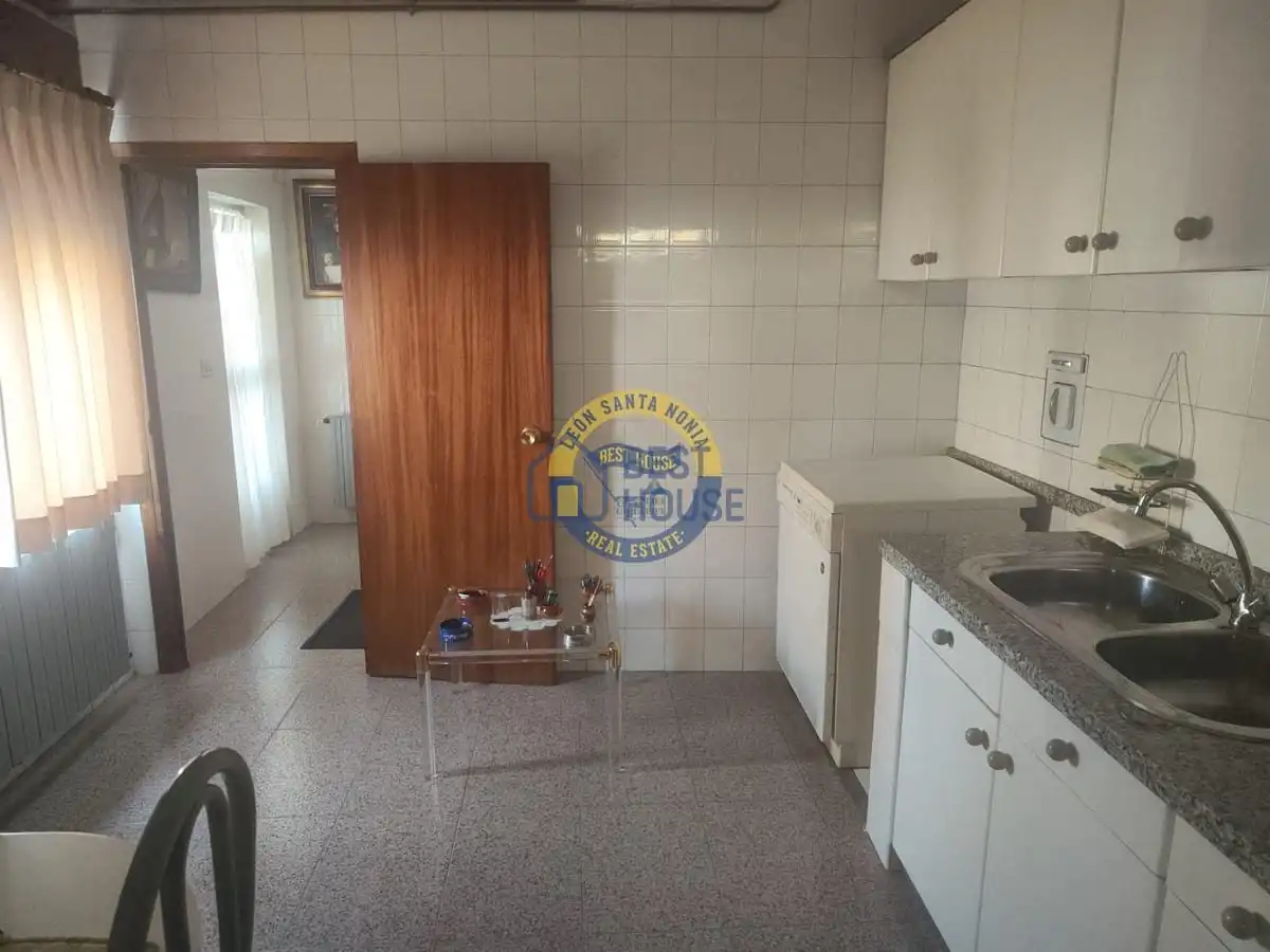 Kitchen of Houses for sale in Villanueva de las Manzanas, León