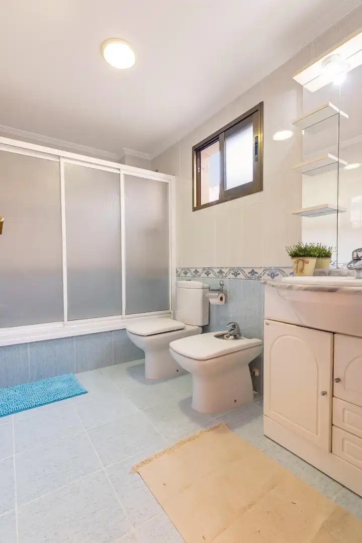 Baño de Ático en venta en Tavernes de la Valldigna con Terraza, Trastero y Amueblado