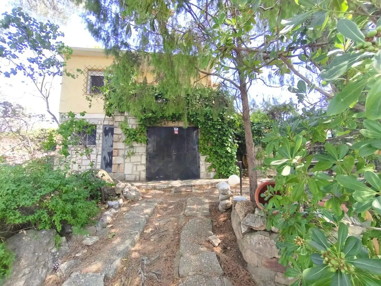Vista exterior de Casa o xalet en venda en Villa del Prado amb Aire condicionat, Calefacció i Jardí privat