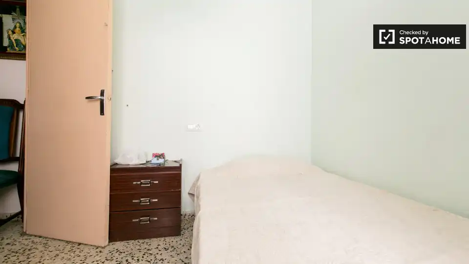 Habitación de Piso de alquiler en Granada con Aire acondicionado, Calefacción y Amueblado