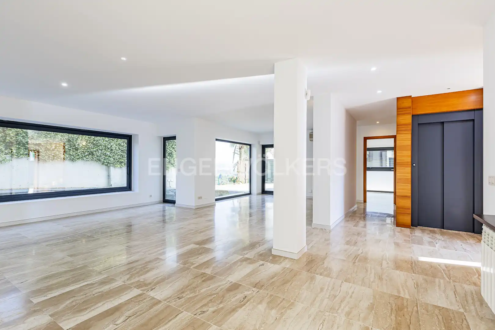 Living room of Houses for sale in Sant Cugat del Vallès  with Air Conditioner, Heating and Private garden