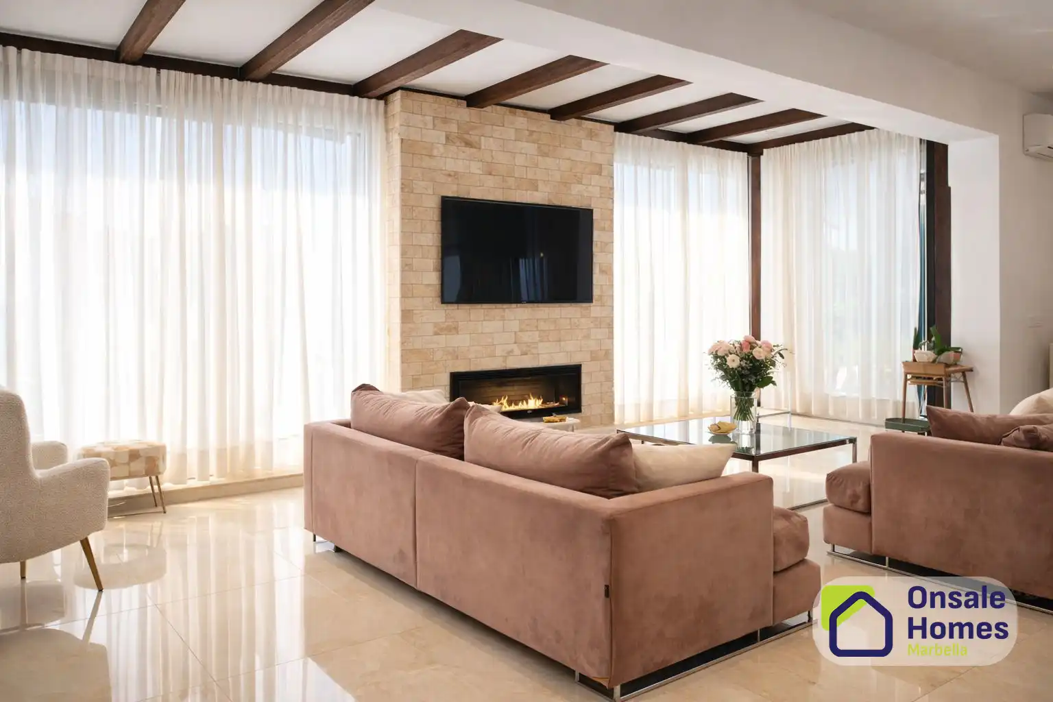 Sala d'estar de Casa o xalet de lloguer en Marbella amb Aire condicionat, Jardí privat i Terrassa