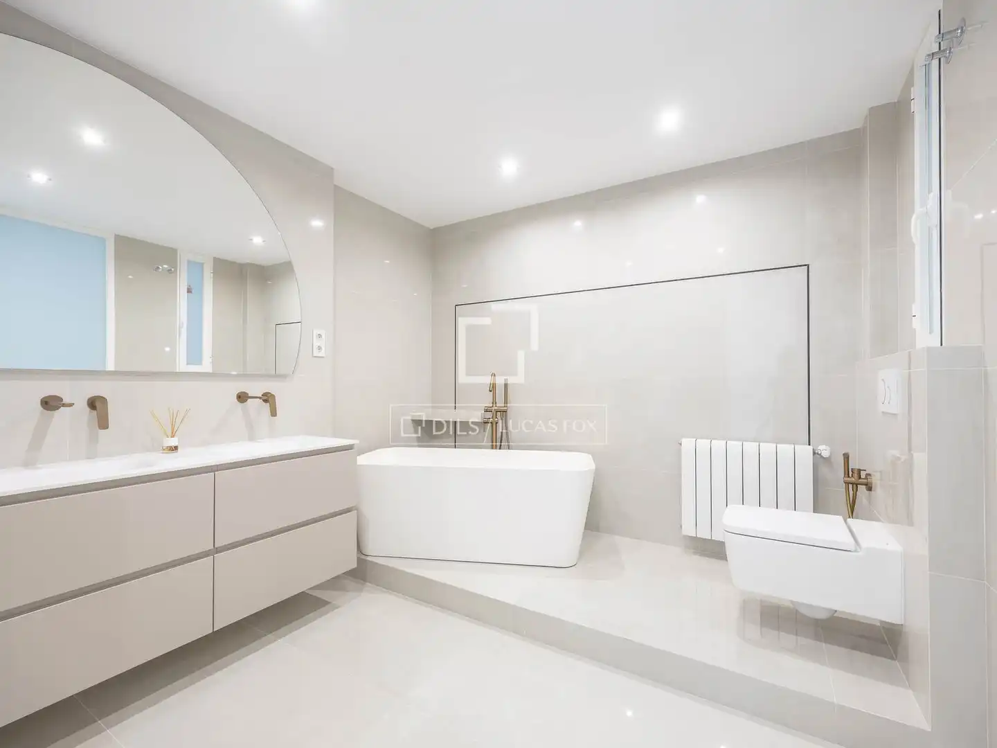 Bathroom of Flat for rent in Valencia  with Air Conditioner, Heating and Parquet flooring
