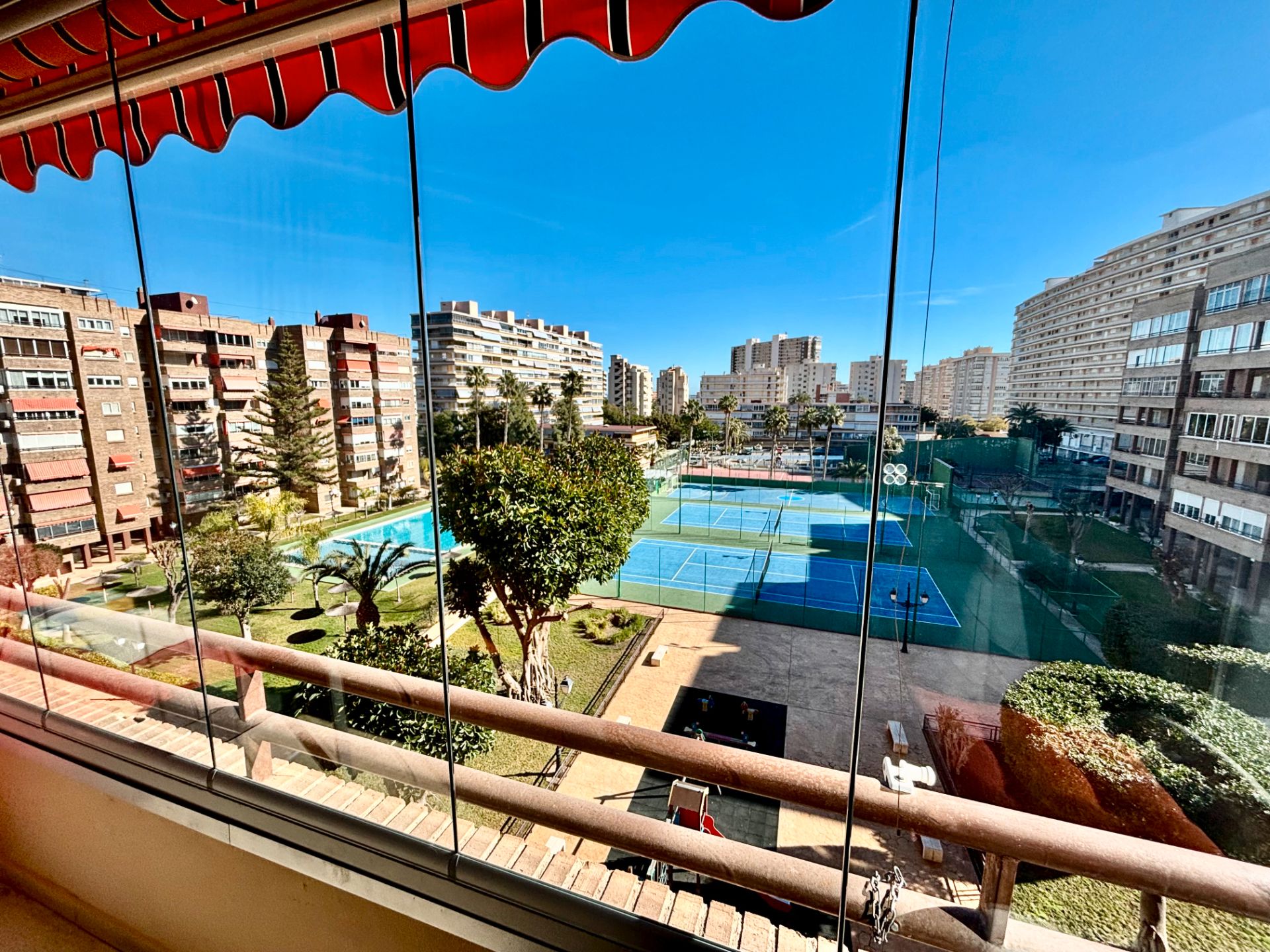 Vista exterior de Pis en venda en Alicante / Alacant amb Aire condicionat, Terrassa i Piscina comunitària