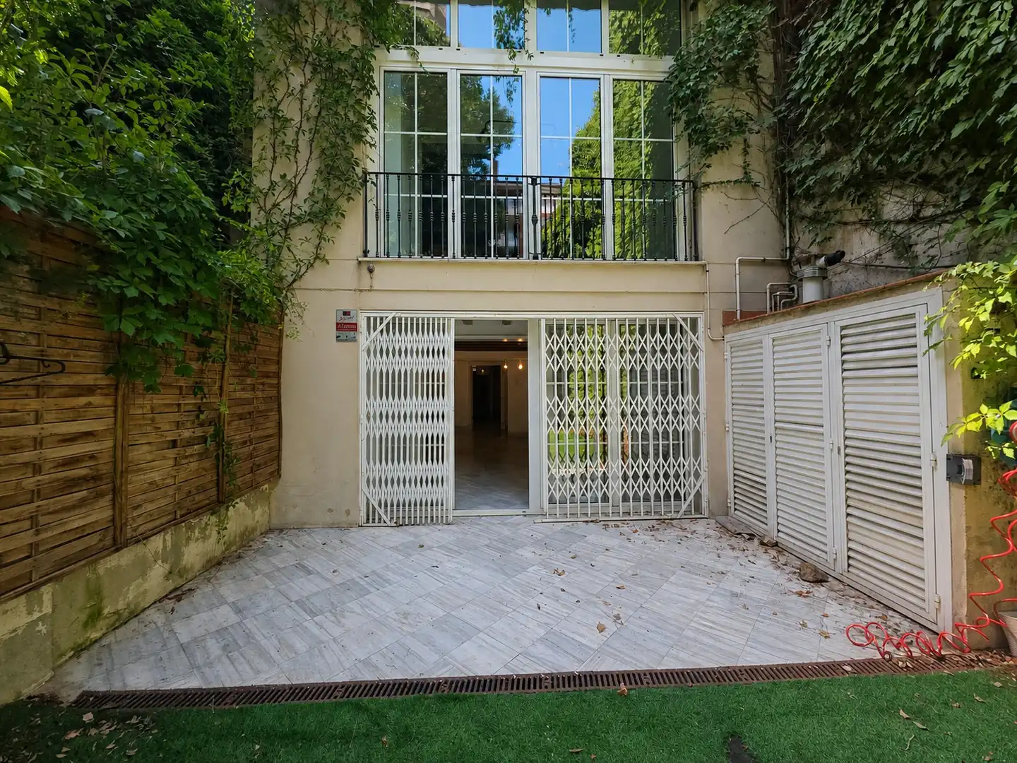 Vista exterior de Casa adosada en venda en Barcelona amb Calefacció, Jardí privat i Terrassa
