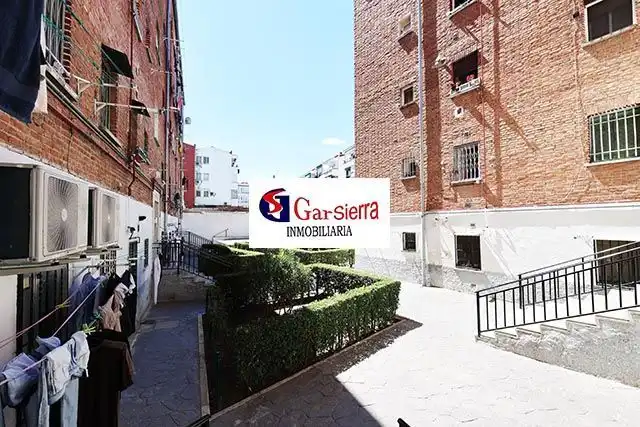 Vista exterior de Pis en venda en Madrid amb Calefacció