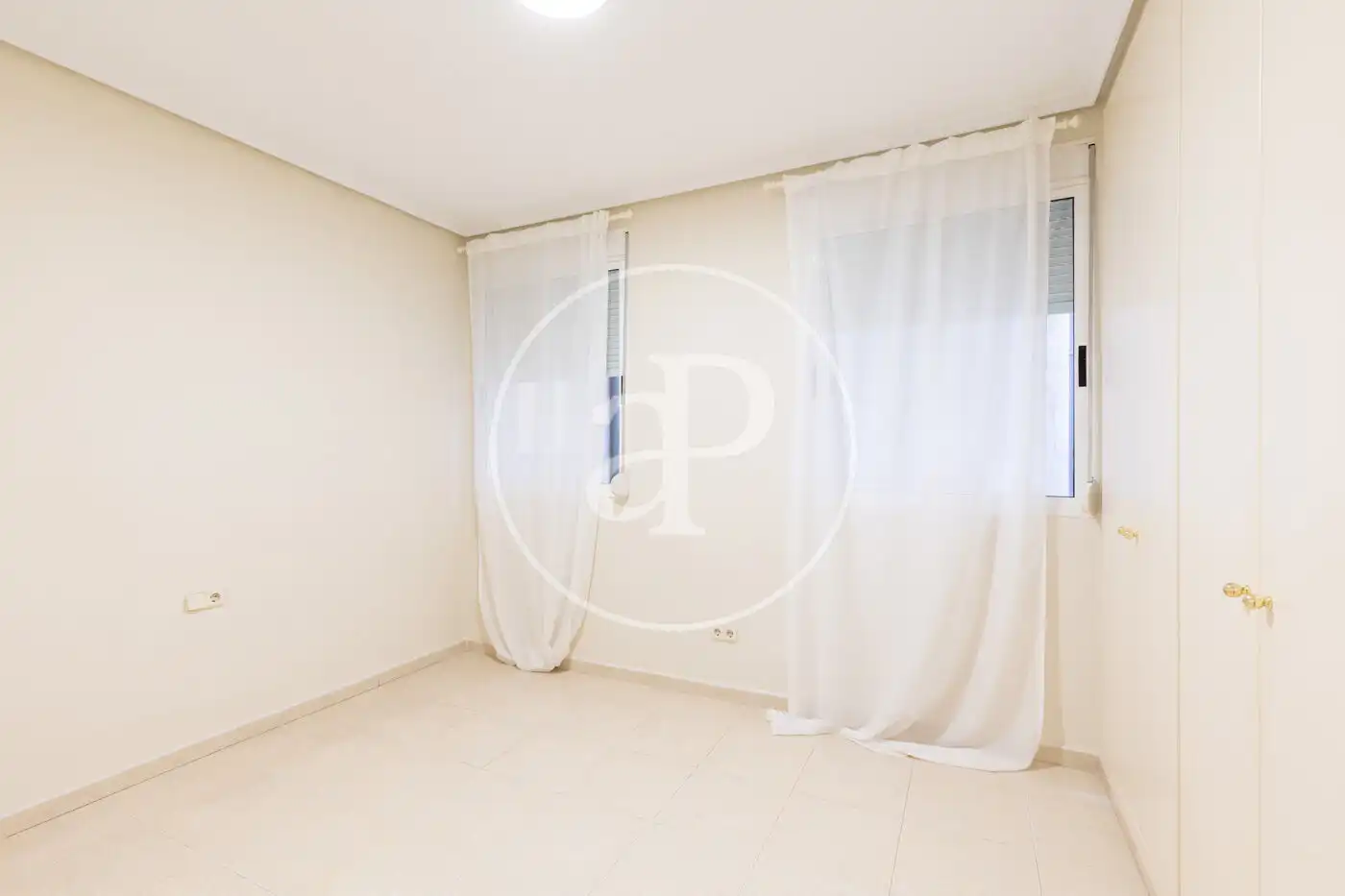 Schlafzimmer von Wohnung zur Miete in Valencia mit Klimaanlage und Heizung