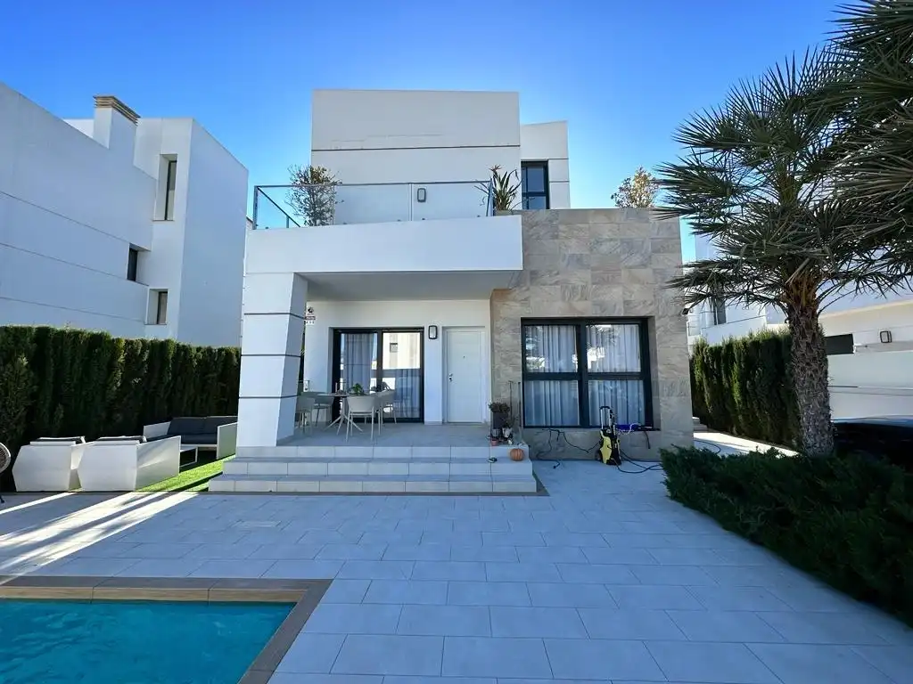 Chalet con piscina en venta en Rojales