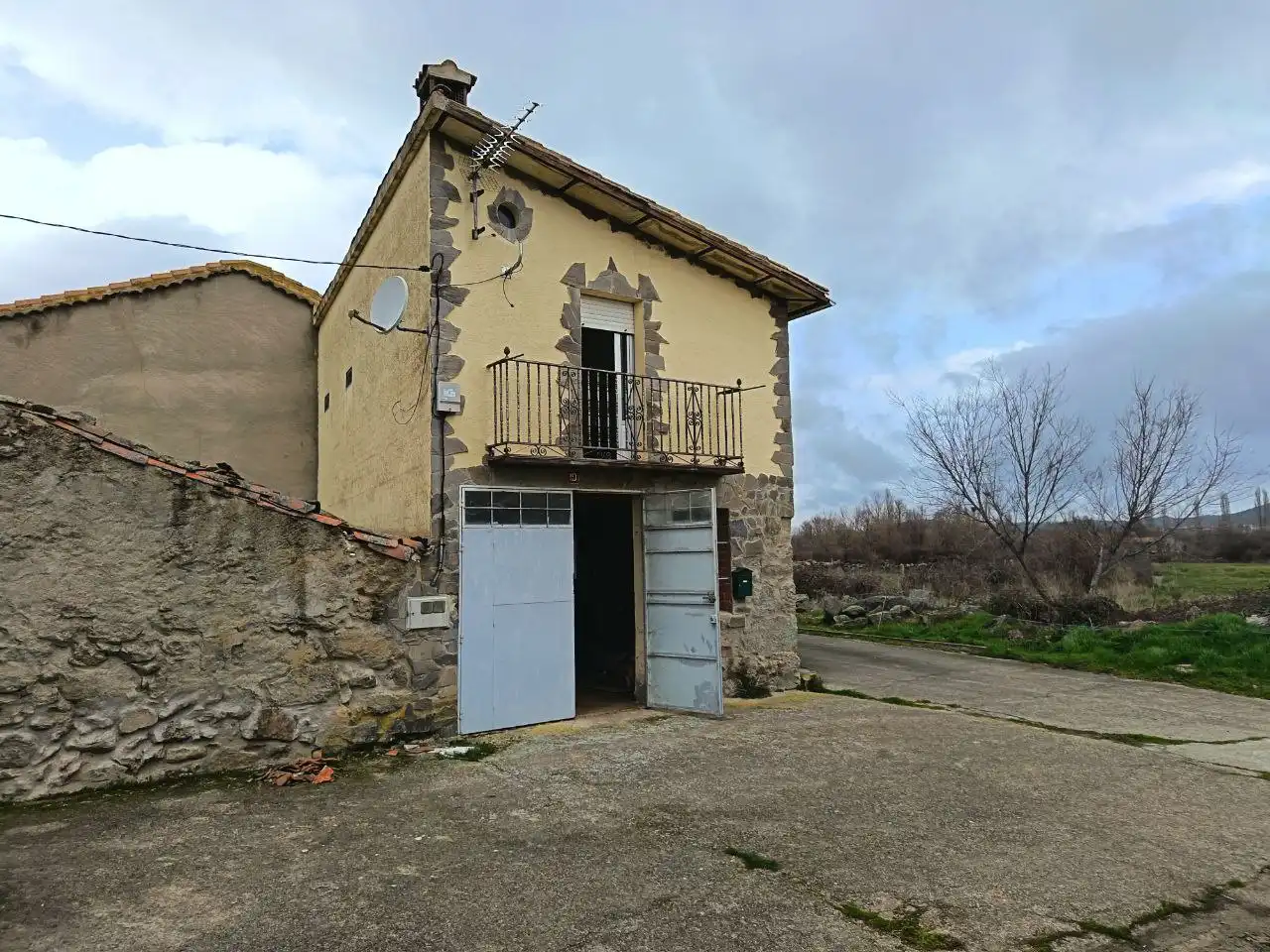 Exterior view of Detached homes for sale in San Bartolomé de Corneja  with Furnished
