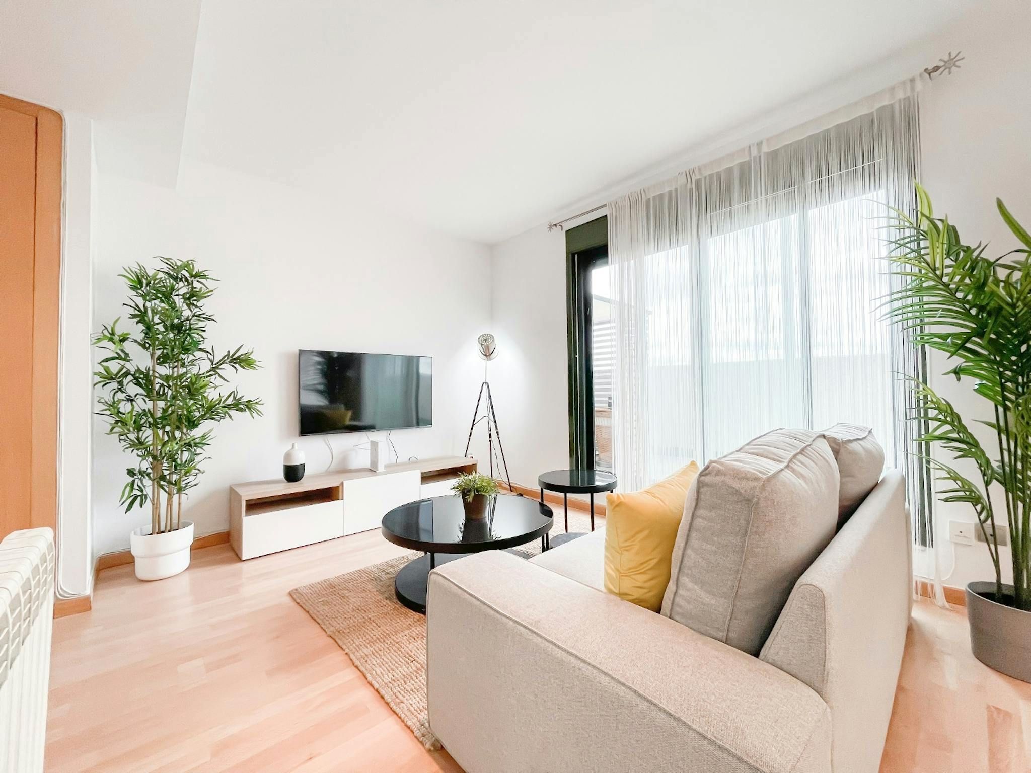 Living room of Flat to rent in  Madrid Capital  with Air Conditioner, Heating and Furnished