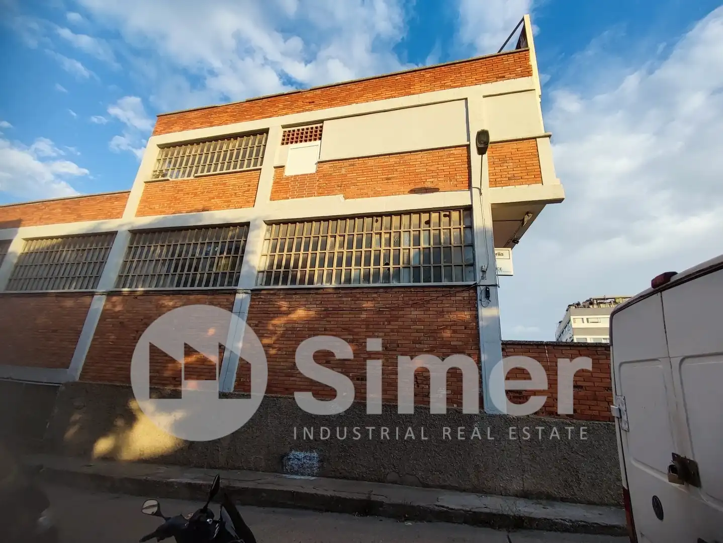 Vista exterior de Nau industrial en venda en Cornellà de Llobregat