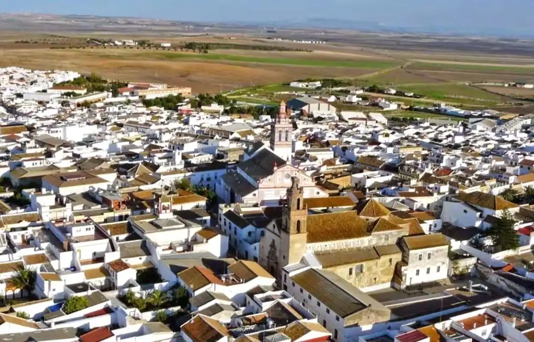 Außenansicht von Einfamilien-Reihenhaus zum Verkauf in Fuentes de Andalucía mit Klimaanlage und Terrasse