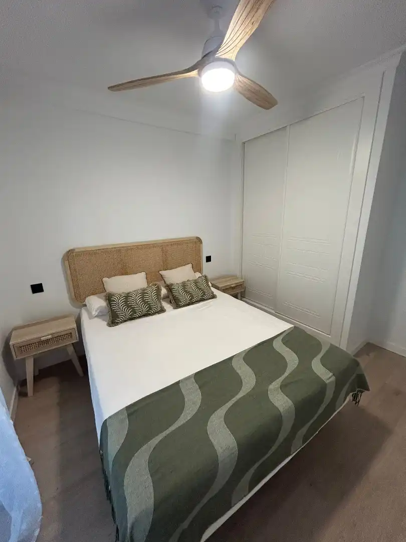 Habitación de Piso de alquiler en Fuengirola con Aire acondicionado, Terraza y Amueblado