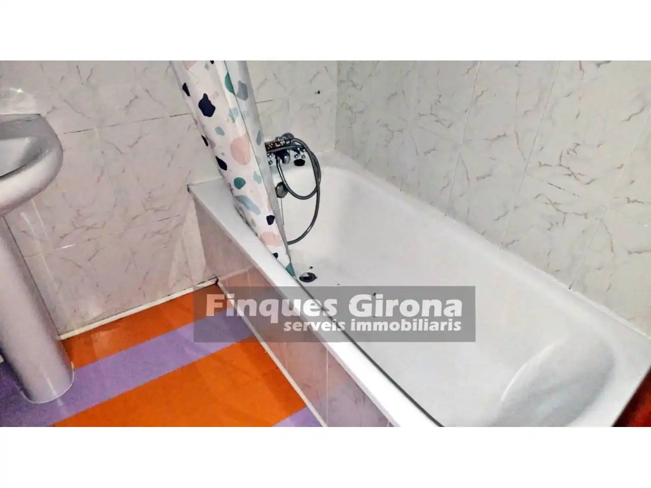 Bany de Pis en venda en Girona amb Calefacció, Parquet i Balcó