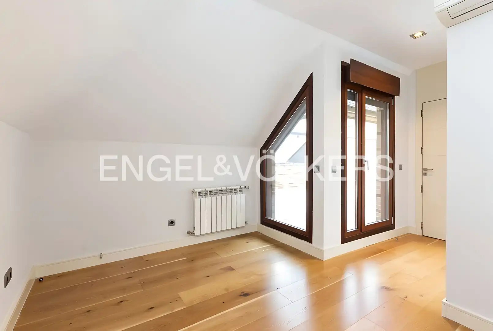 Habitación de Ático de alquiler en Zona Monte El Pilar