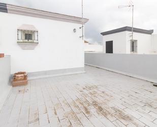 Vista exterior de Casa adosada en venda en Chiclana de la Frontera amb Jardí privat, Terrassa i Balcó