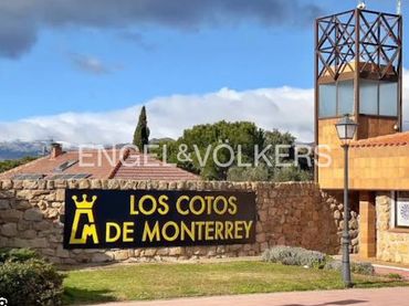 Detached house with balcony for sale in Los Cotos de Monterrey