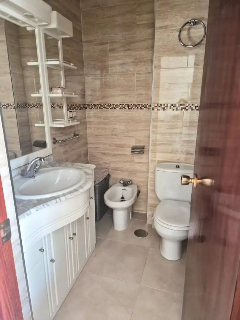 Baño de Apartamento de alquiler en Benalmádena con Terraza, Amueblado y Piscina comunitaria