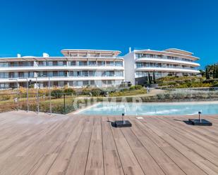 Vista exterior de Planta baixa en venda en Estepona amb Aire condicionat, Jardí privat i Terrassa