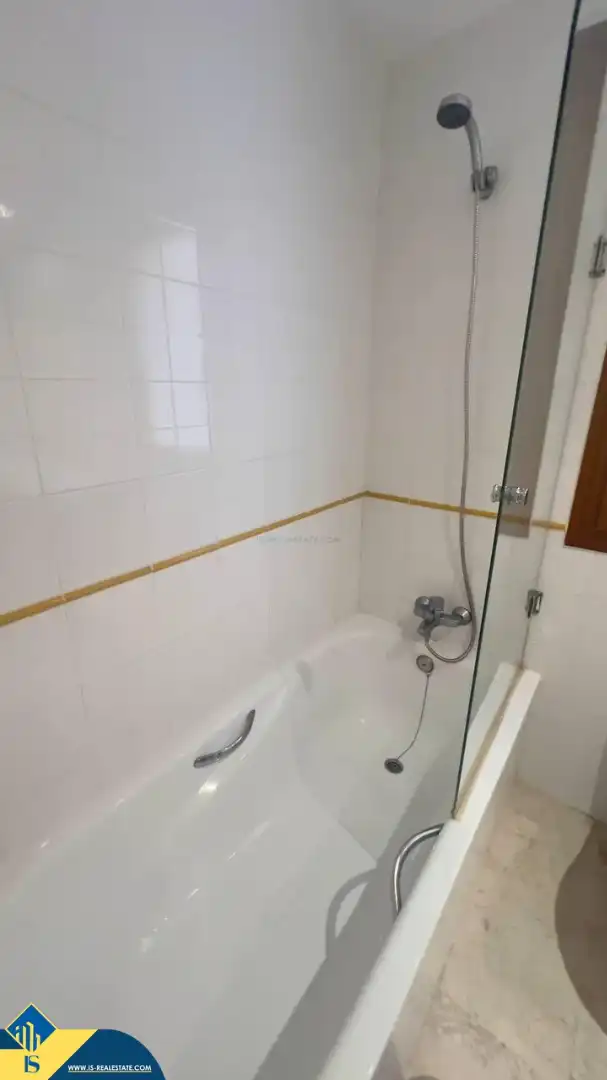 Bany de Pis de lloguer en Torrevieja amb Terrassa, Moblat i Forn