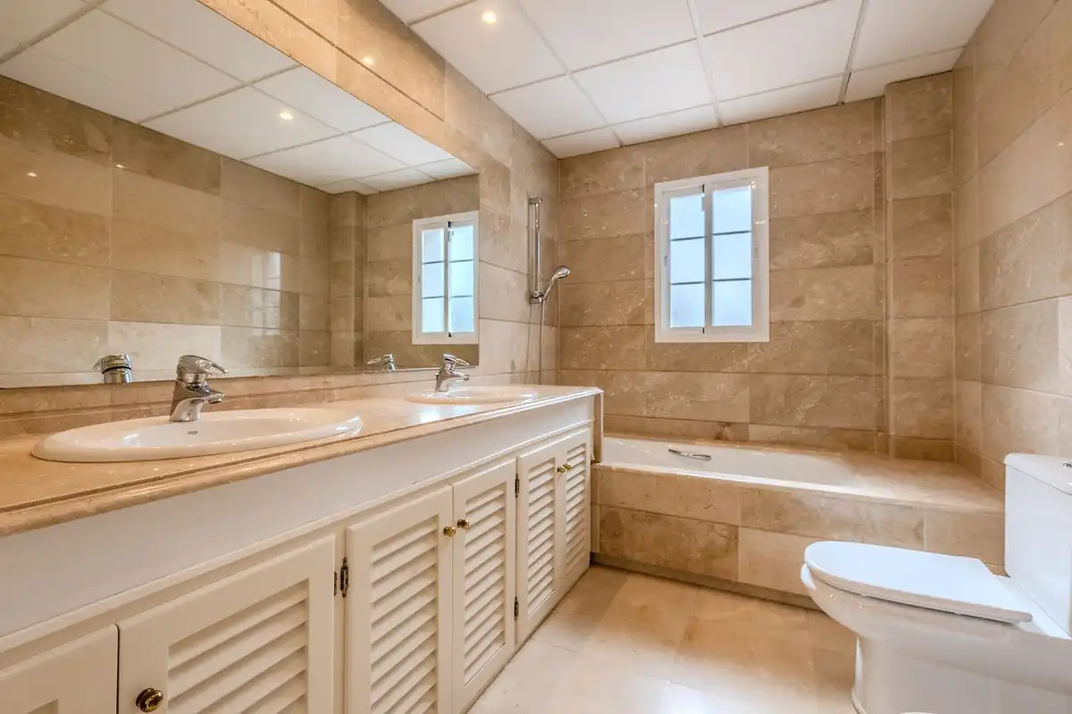 Bany de Casa o xalet en venda en Sotogrande amb Aire condicionat, Jardí privat i Terrassa