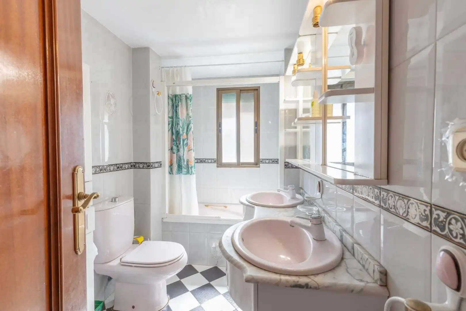 Baño de Piso en venta en Granada con Aire acondicionado, Calefacción y Balcón