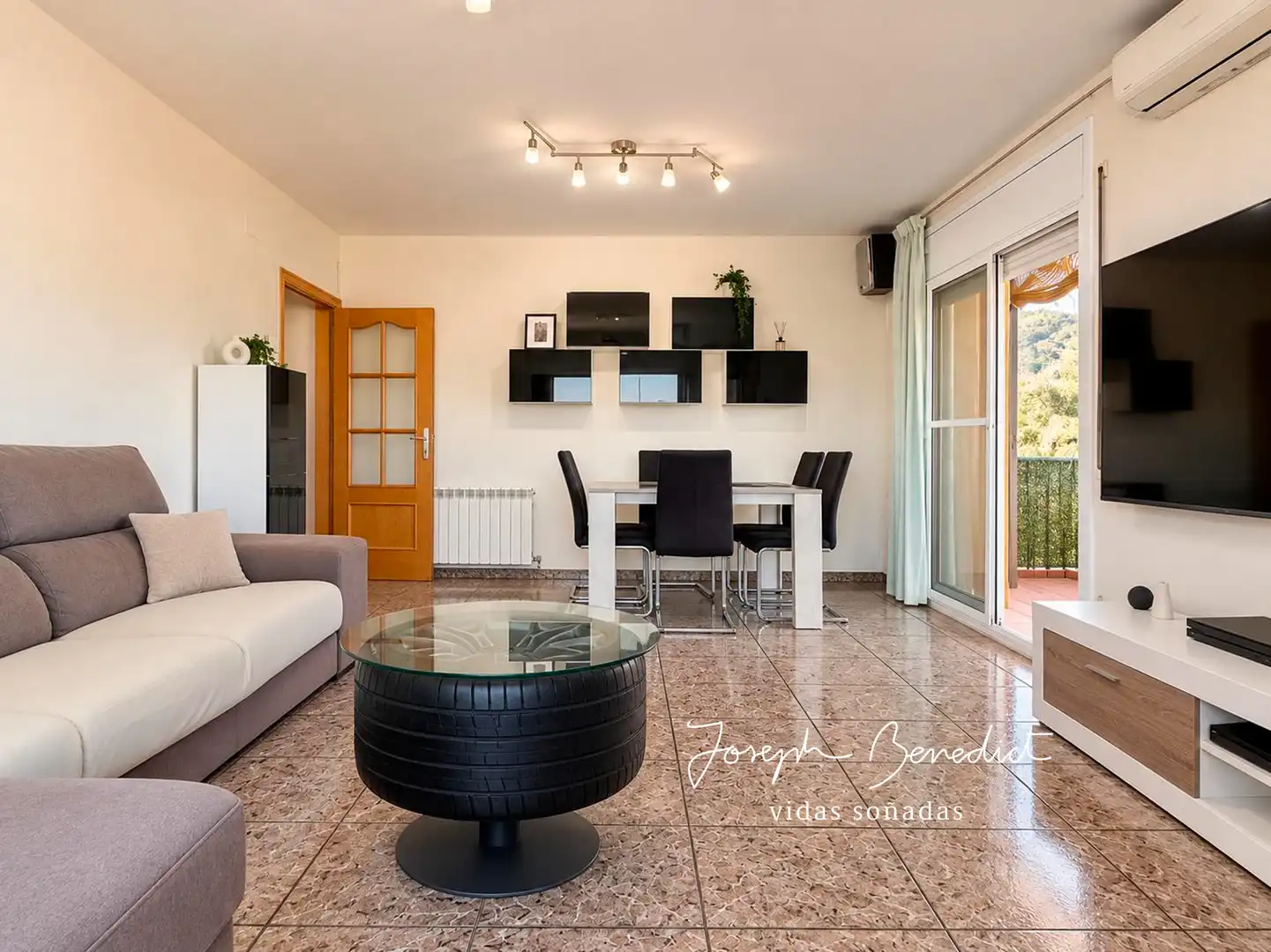 Sala d'estar de Casa o xalet en venda en Sant Vicenç Dels Horts amb Aire condicionat, Calefacció i Jardí privat