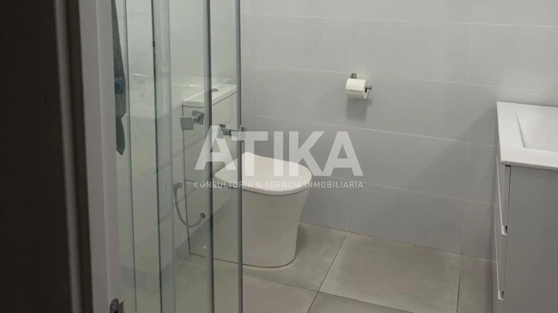 Bathroom of Flat for share in Ontinyent  with Air Conditioner, Heating and Parquet flooring