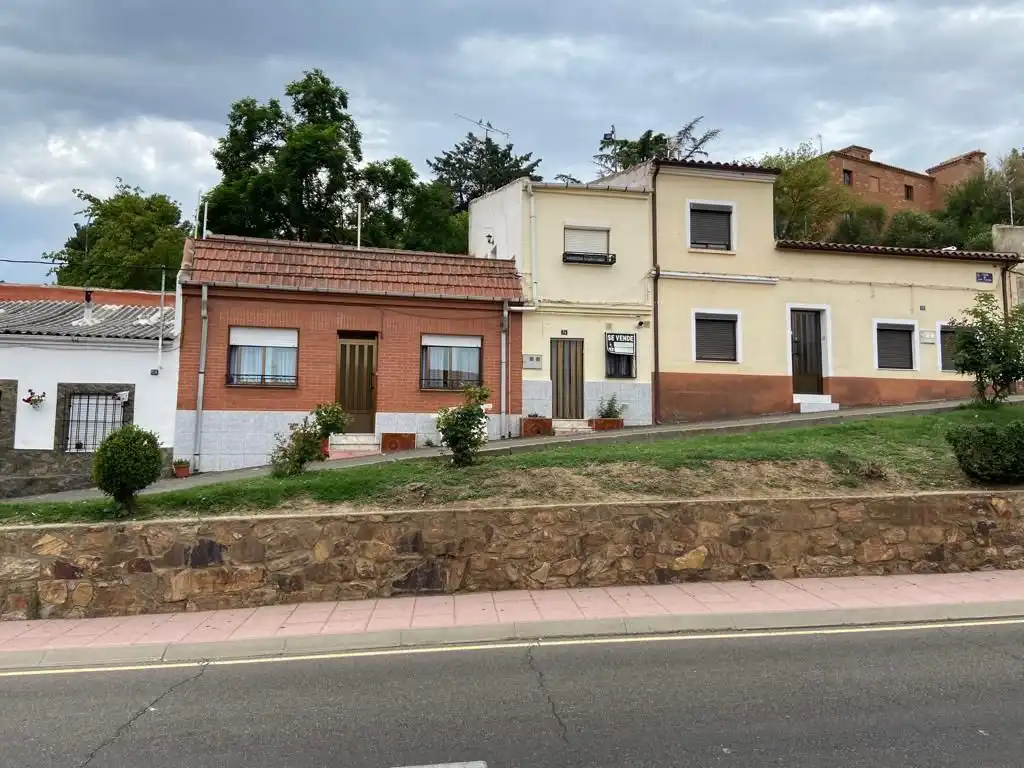 Außenansicht von Einfamilien-Reihenhaus zum Verkauf in Benavente