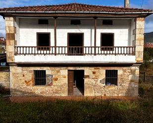 Vista exterior de Casa o xalet en venda en Castañeda amb Jardí privat, Terrassa i Balcó