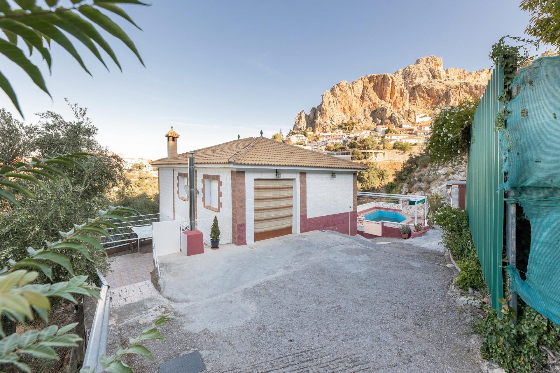 Vista exterior de Casa o xalet en venda en Cogollos de la Vega amb Calefacció, Jardí privat i Terrassa