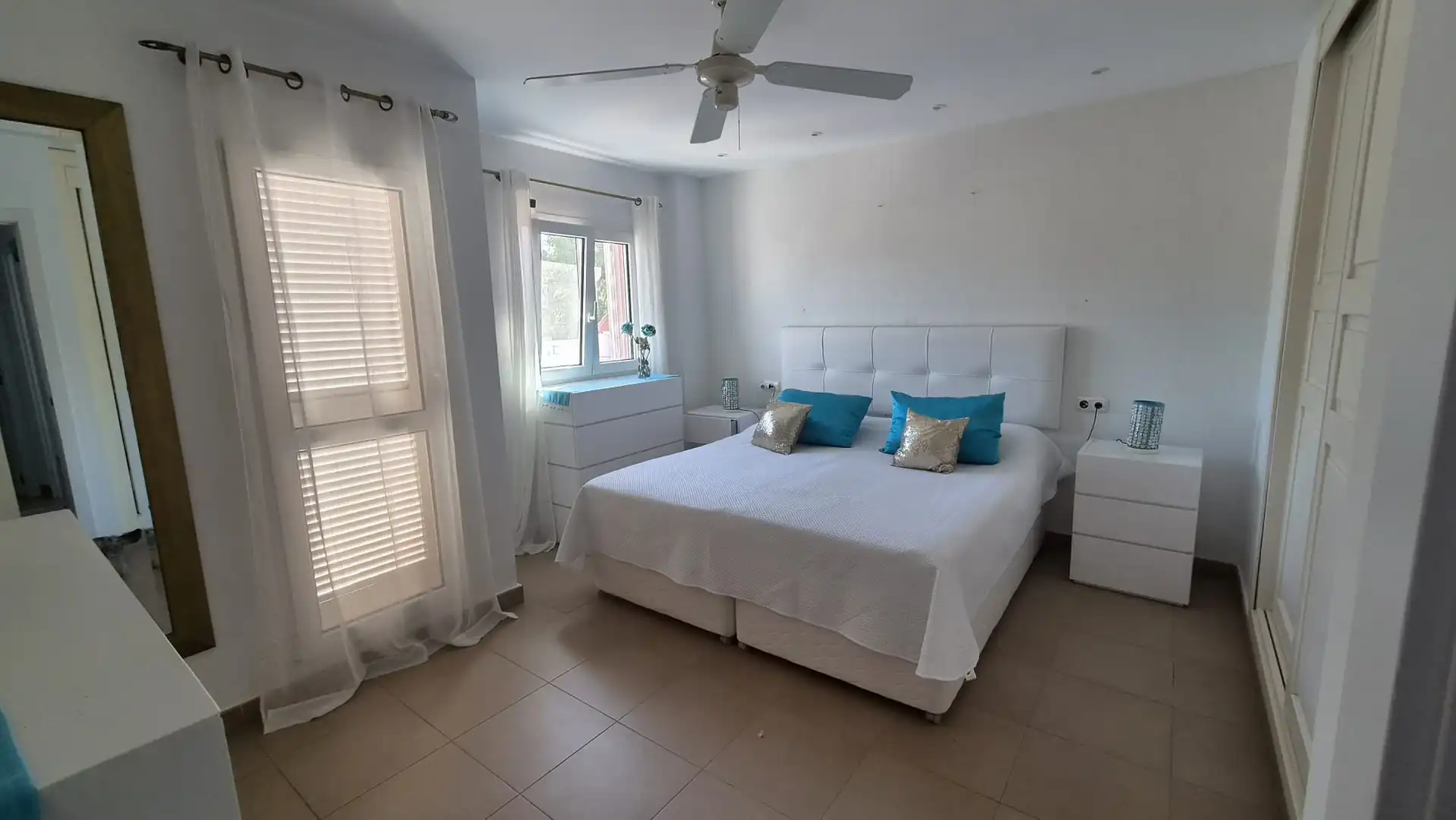 Habitación de Casa adosada de alquiler en La Línea de la Concepción con Aire acondicionado, Calefacción y Jardín privado
